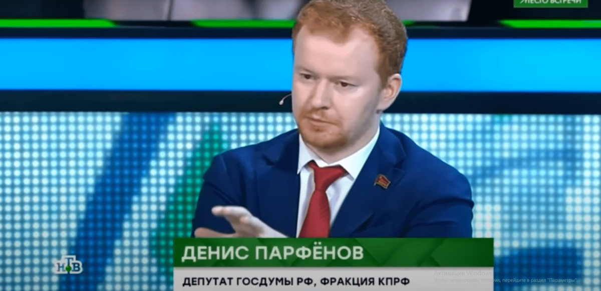 Денис Парфёнов во время передачи "Место встречи" на НТВ. 
