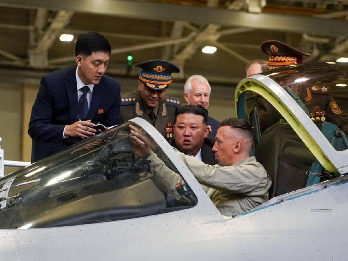    Председатель Государственного совета КНДР Ким Чен Ын осматривает инженерный центр и производственный цех авиационного завода имени Ю. А. Гагарина во время визита в Комсомольск-на-Амуре© РИА Новости / Пресс-служба губернатора и правительства Хабаровского края