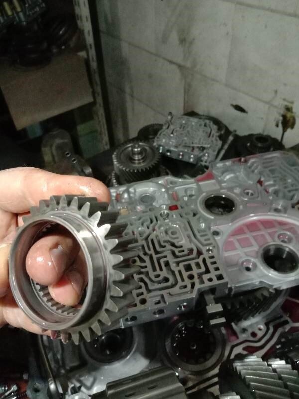 Шестерня масляного насоса болталась в посадке, в результате чего перегрелась до тёмных пятен, подобно стальным дискам долго буксовавших фрикционных пакетов. Именно она, видимо, была причиной ДЫМА из коробки