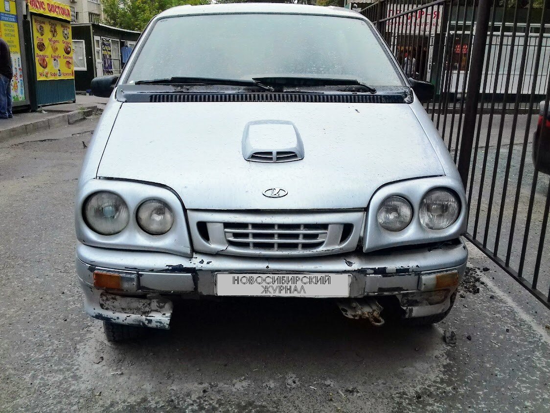ВАЗ 2120 "Надежда", который используется в качестве кладовой в одном районе Новосибирска. Фото автора.
