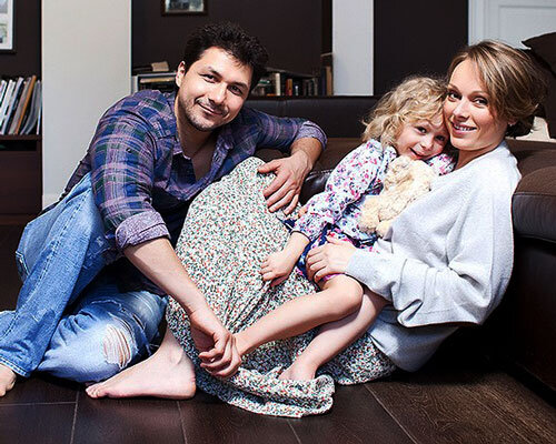 С дочерью Варварой Ольга Ломоносова и Павел. Фото: hellomagazine.com