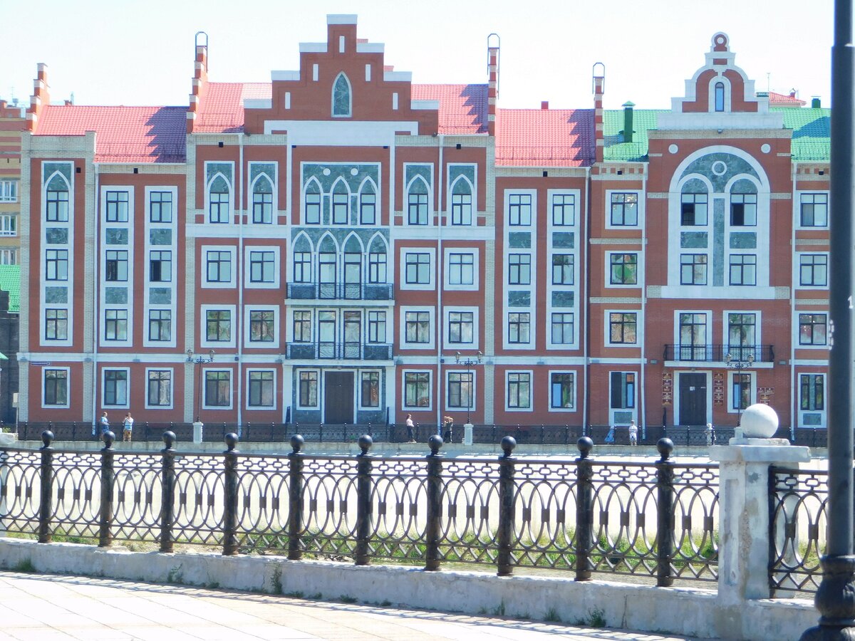 Псевдоевропейская средневековая архитектура на набережной