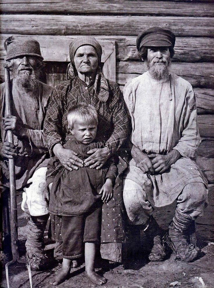 Семья рязанских крестьян, начало ХХ века (pikabu.ru). Обратите внимание на то, во что одет малыш