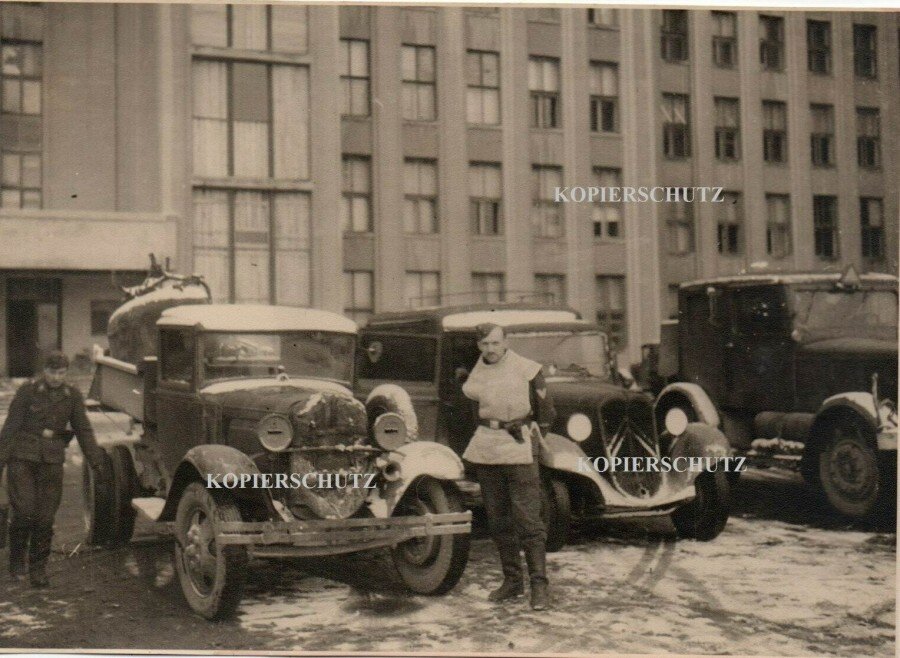 Минск. Дом Правительства. Затрофеенный ГАЗ-410 и Ситроен. Что за "КРАЗ" справа не понял.