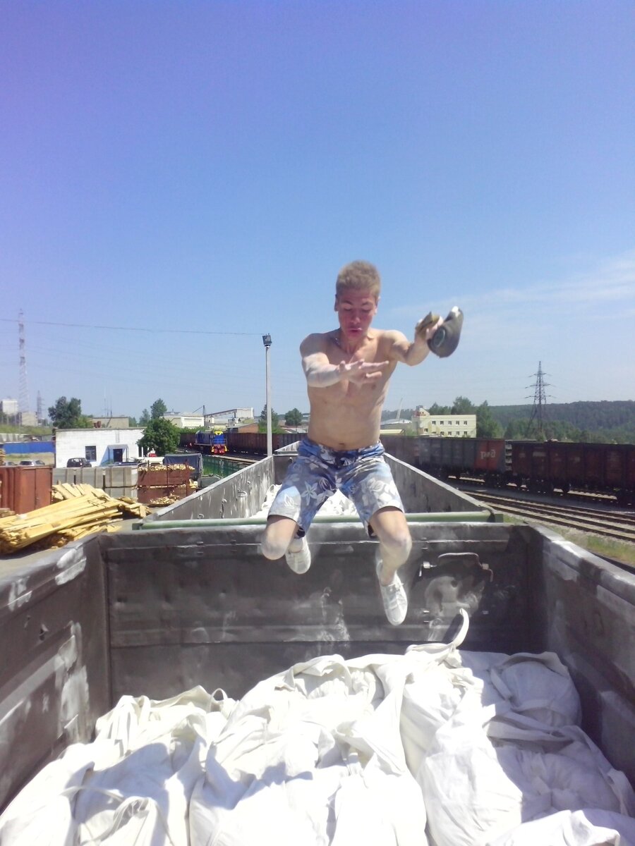 Грузим щебень и дурачимся