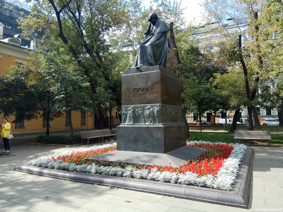 памятник гоголю на гоголевском бульваре в москве