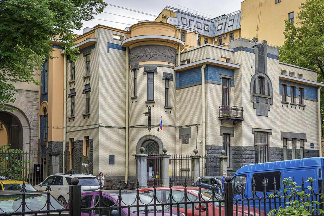Этот дом с характерным для модерна разнообразием фактур, рельефными фризами в духе античности, изящным декором и незаурядным пространственным решением с ротондой зимнего сада, выглядит как будто его вчера построили. Поскольку в особняке с 1930-х годов размещается районная стоматологическая поликлиника №17, любой желающий может свободно пройти внутрь, полюбоваться частично сохранившимися интерьерами, оценить необычную планировку здания, сделать фотографии на память — а при случае и подлечить зубы. Фото: В.Кононов