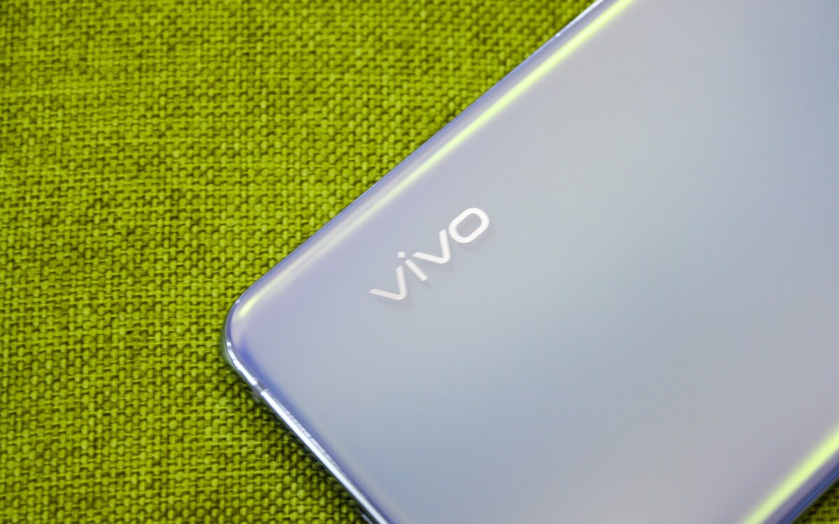 Логотип на корпусе Vivo X50
