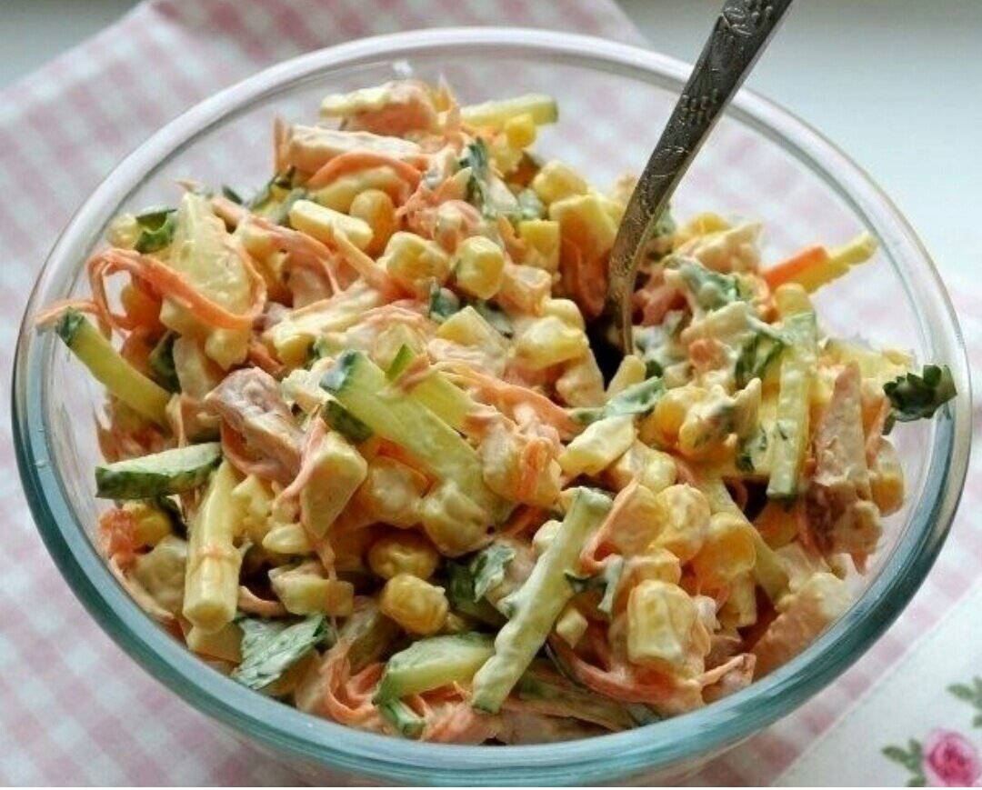Салат с копчёной курицей и корейской морковью и кукурузой