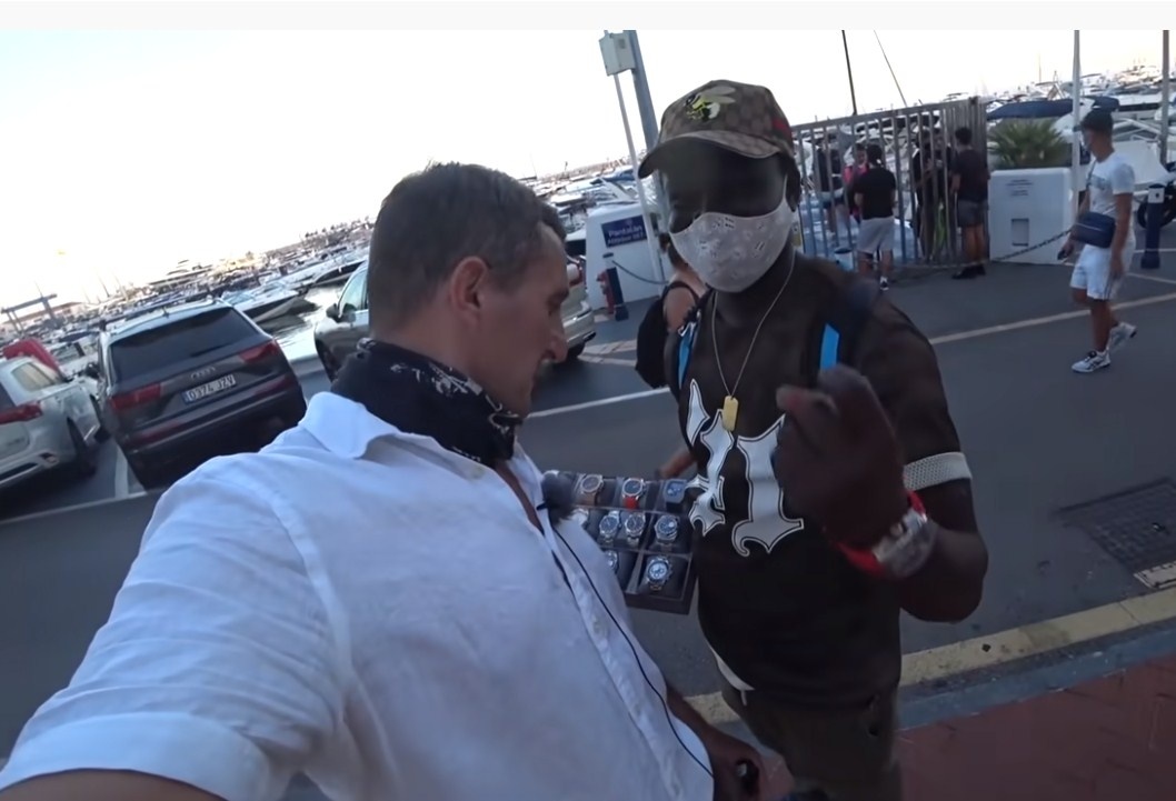 Он сейчас в Испании и там по жаре почти все ходят в масках. Фото: https://www.youtube.com/watch?v=K6VTDC6efPM