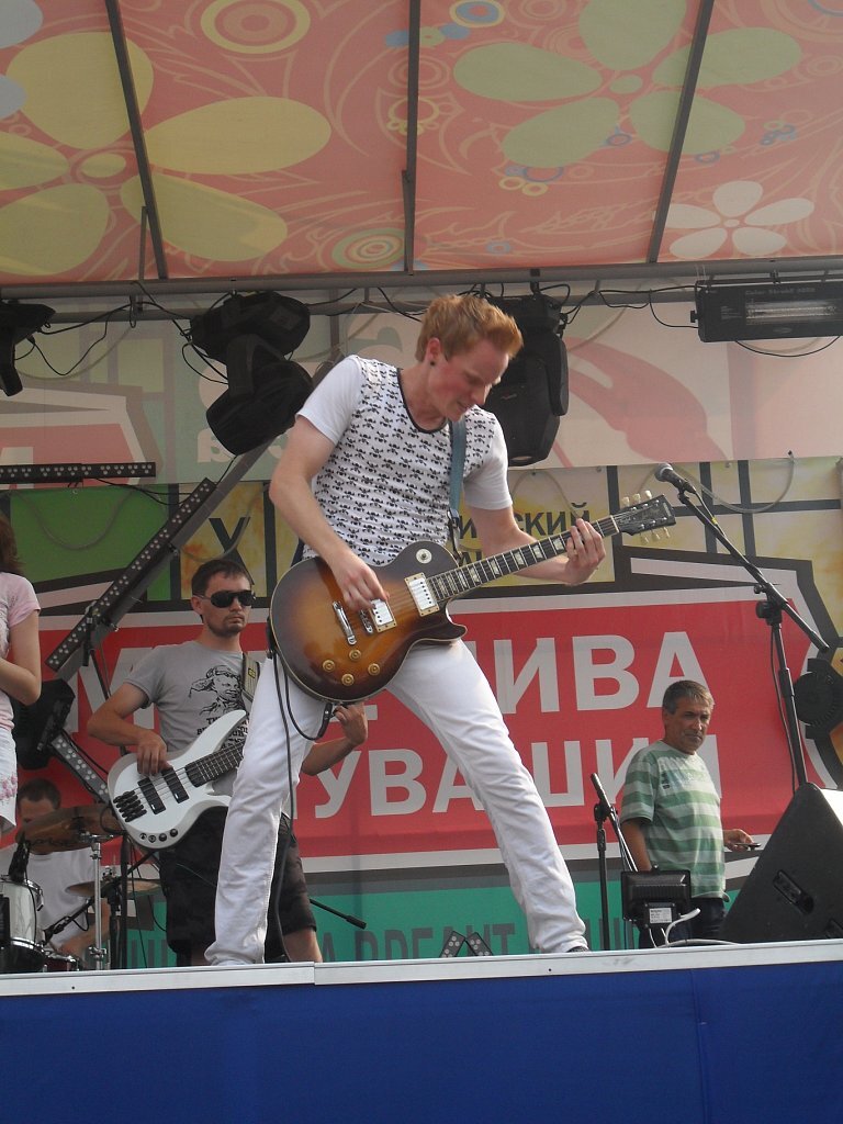 Оффтоп, это просто я молодой и красивый с гитарой для привлечения внимания.