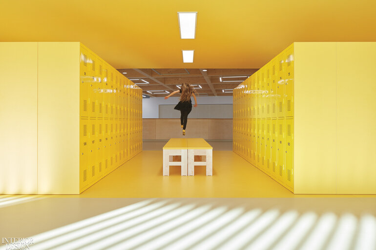 Интерьеры школы, где каждый этаж оформлен в своем цвете