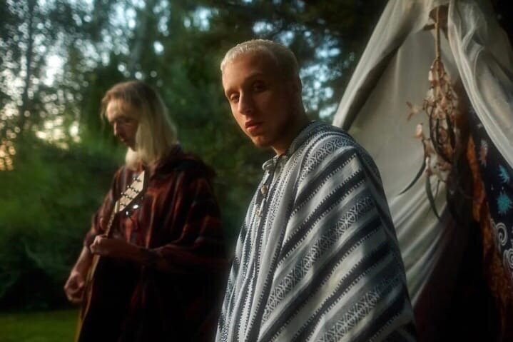 Кадры со съемок клипа, но это не точно