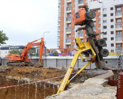 https://gorod48.ru/news/8780/     с правой стороны видны ворота, там стояла моя машина, я ее потом по-быстрому убрал. На фото виден экскаватор, с ним тоже были приключения, измена была конкретная, если будет интересно напишите в коментах, расскажу, как он чуть не утонул