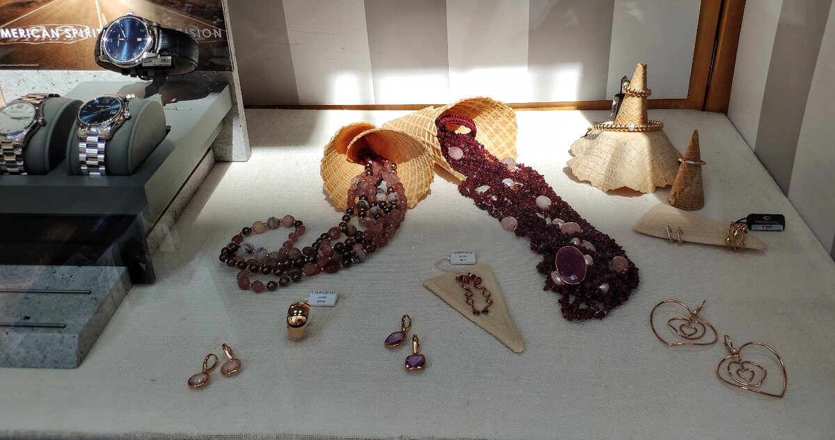 Итальянские витрины. Украшения