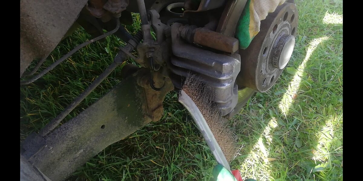 Зачищаем щеткой