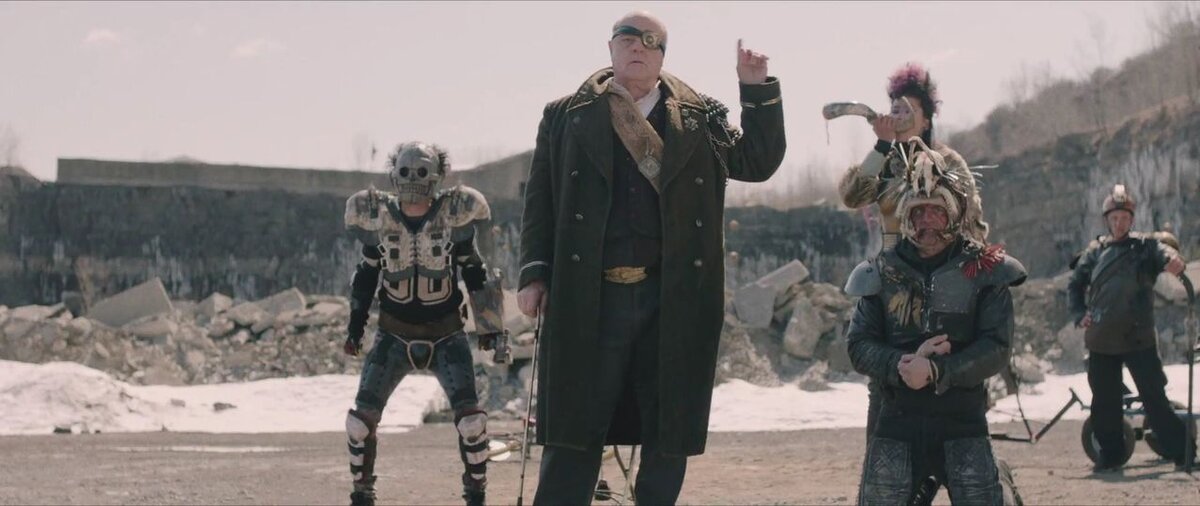 1997 год, постапокалипсис. Примерив на себя образ своего любимого героя комиксов, парнишка должен спасти новую странноватую подружку и положить конец правлению безумного тирана на просторах выжженных пустошей.