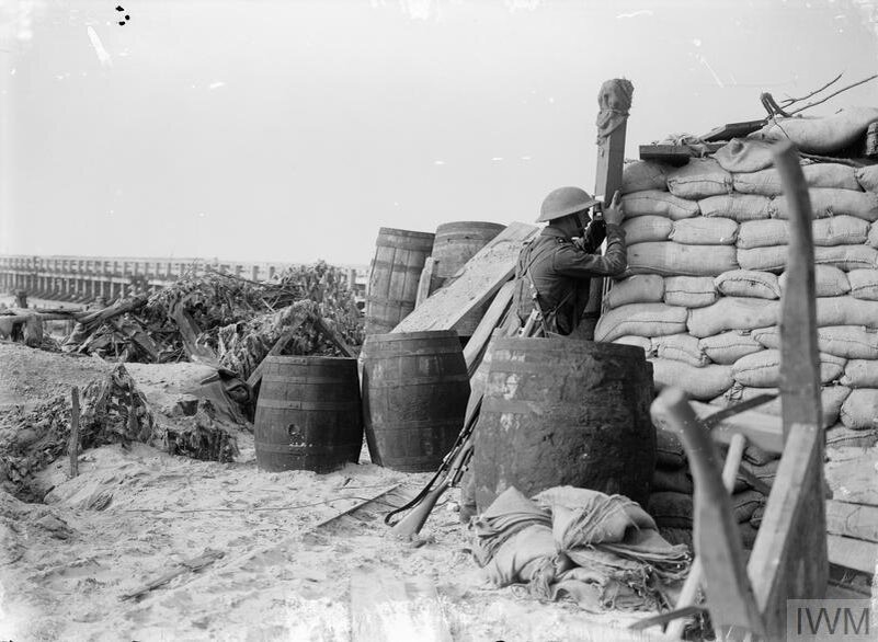 Солдат 4-го батальона Восточного Ланкаширского полка наблюдает за немецкими позициями