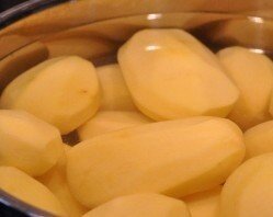 Картофель промываем, очищаем и кладем в воду, чтобы не потемнел. 