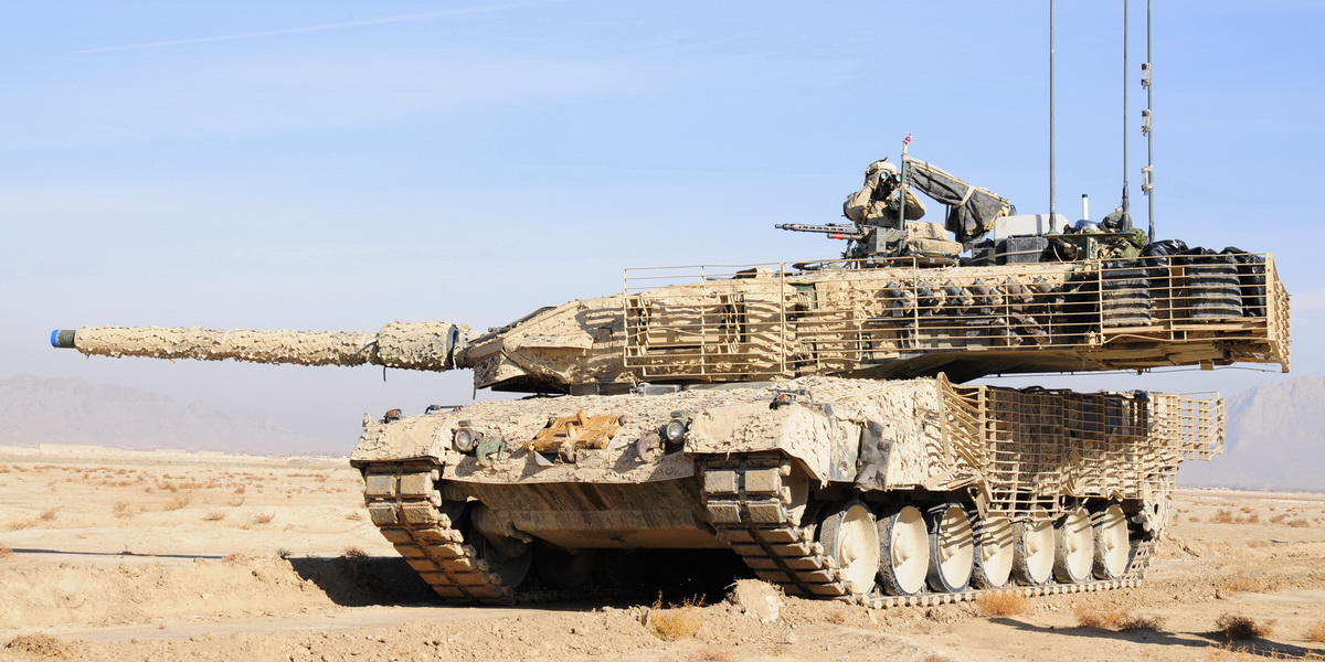 Не смотря на то, что в интернете очень много разнообразных рейтингов и просто статей на тему современных танков, я все же решил сделать свою и это тоже будет своего рода рейтинг. Но я не буду сравнивать современные танки с точки зрения их технических характеристик, чтобы попытаться определить самый сильный из них – оставим это знатокам современного танкостроения, а просто распределю танки с точки зрения их эстетичности исключительно на мой субъективный взгляд. Если же я где-то совсем не угадаю – поправьте меня в комментариях. Мы все же не обойдем стороной основные технические и статистические характеристики современных танков, посмотрим сколько стоит тот или иной танк, а также попробуем определить отличительные черты и своего рода “фишки” каждого из них. Поехали…