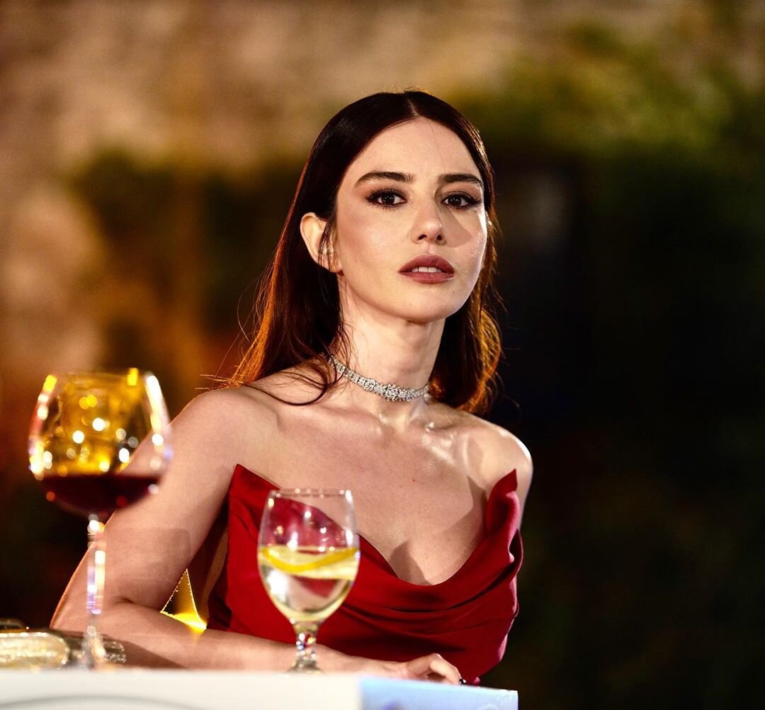 Озге в роли Эзги, в сериале "Мистер Ошибка"