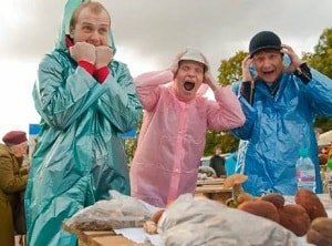 Парадокс в том, что люди среднего достатка привыкли делать запасы и накопления «на черный день», да и запросы у них скромнее.