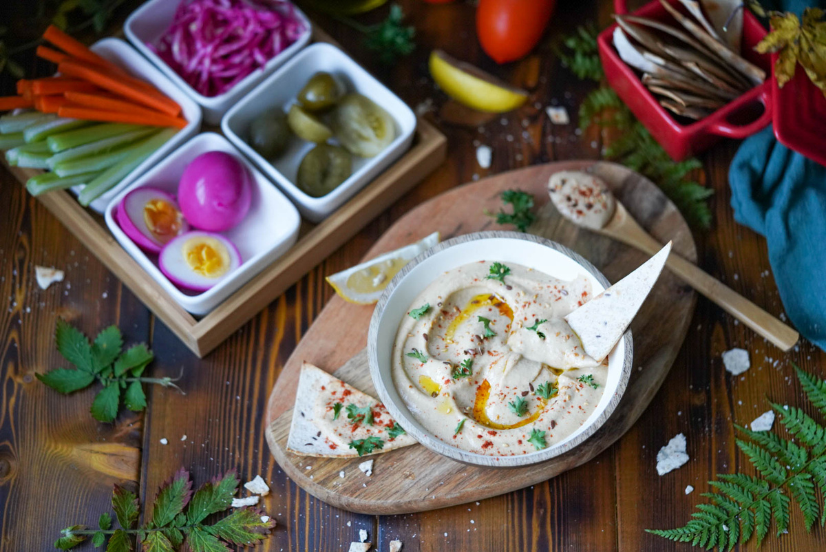 Хумус с маринованными овощами и яйцом