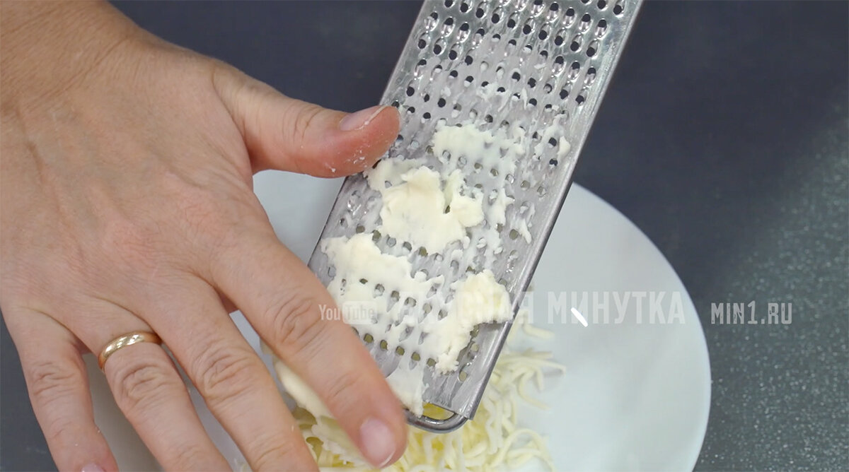 Натираю плавленый сырок