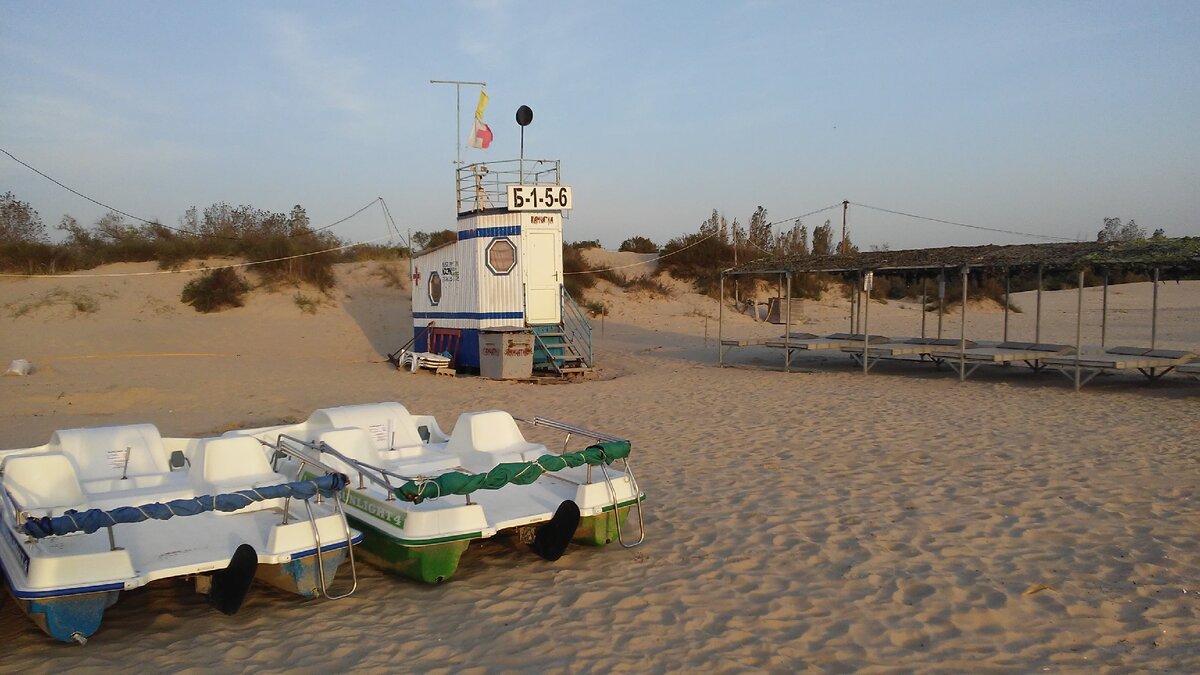 На пляжах Анапы ничего не меняется десятилетиями. Ну, а что - традиции тоже надо беречь. Фото автора