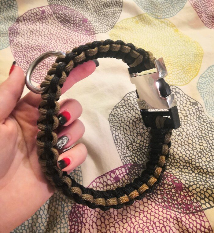 Для такого ошейника мне понадобилось 3,5 метра чёрного паракорда и 3,5 метра паракорда цвета кайот, фастекс, D - образное кольцо, зажигалка и тонкий инструмент для проталкивания шнура для плетения