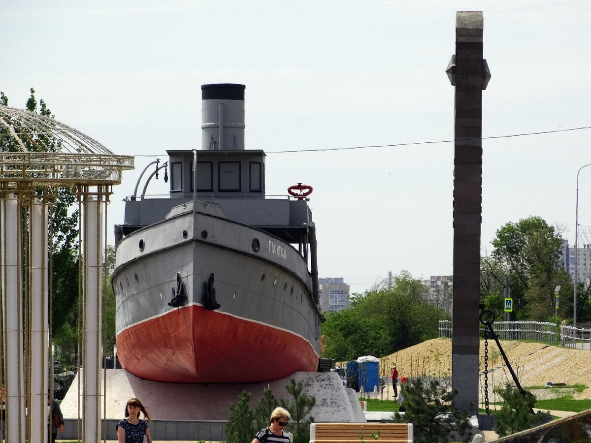 Жк матросов волгоград. Памятник морякам Волгоград Центральная набережная. Волгоград памятник морякам , кораблям. Памятники на набережной Волгограда. Памятник морякам в Волгограде на Волге.