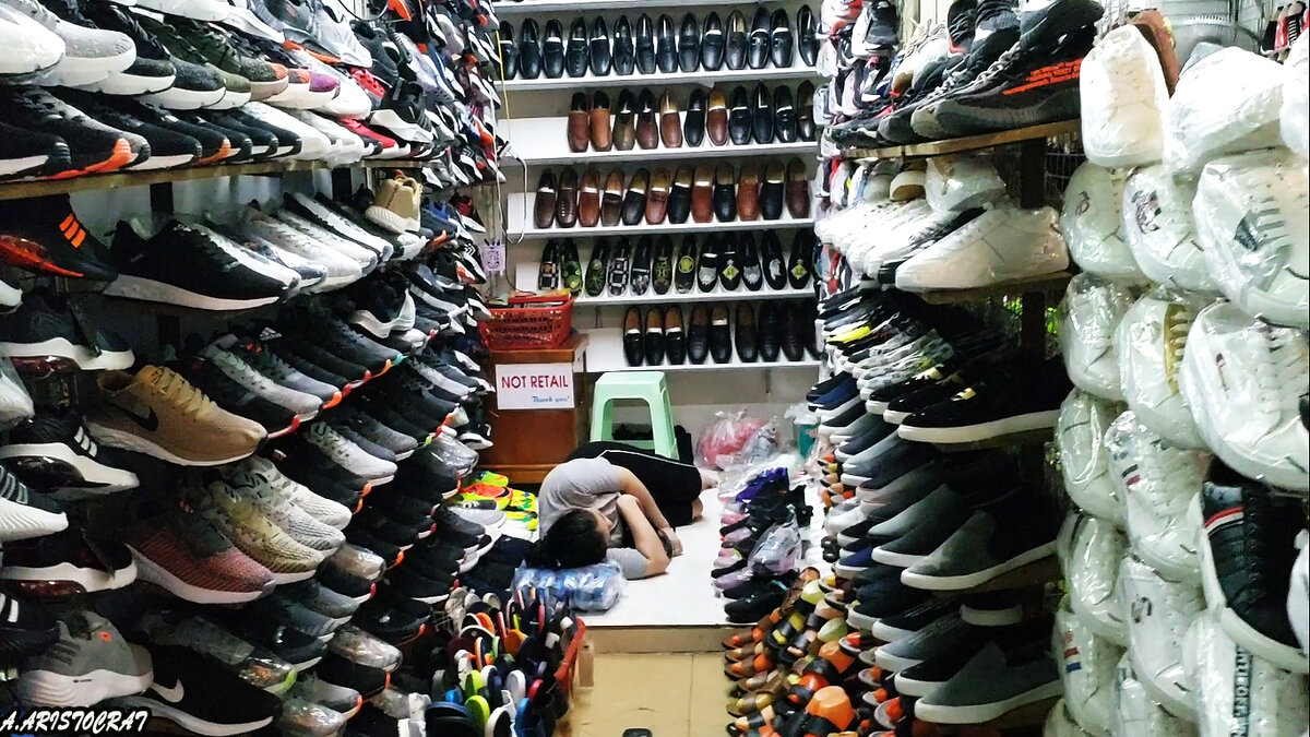 Продавщица на рынке во Вьетнаме 