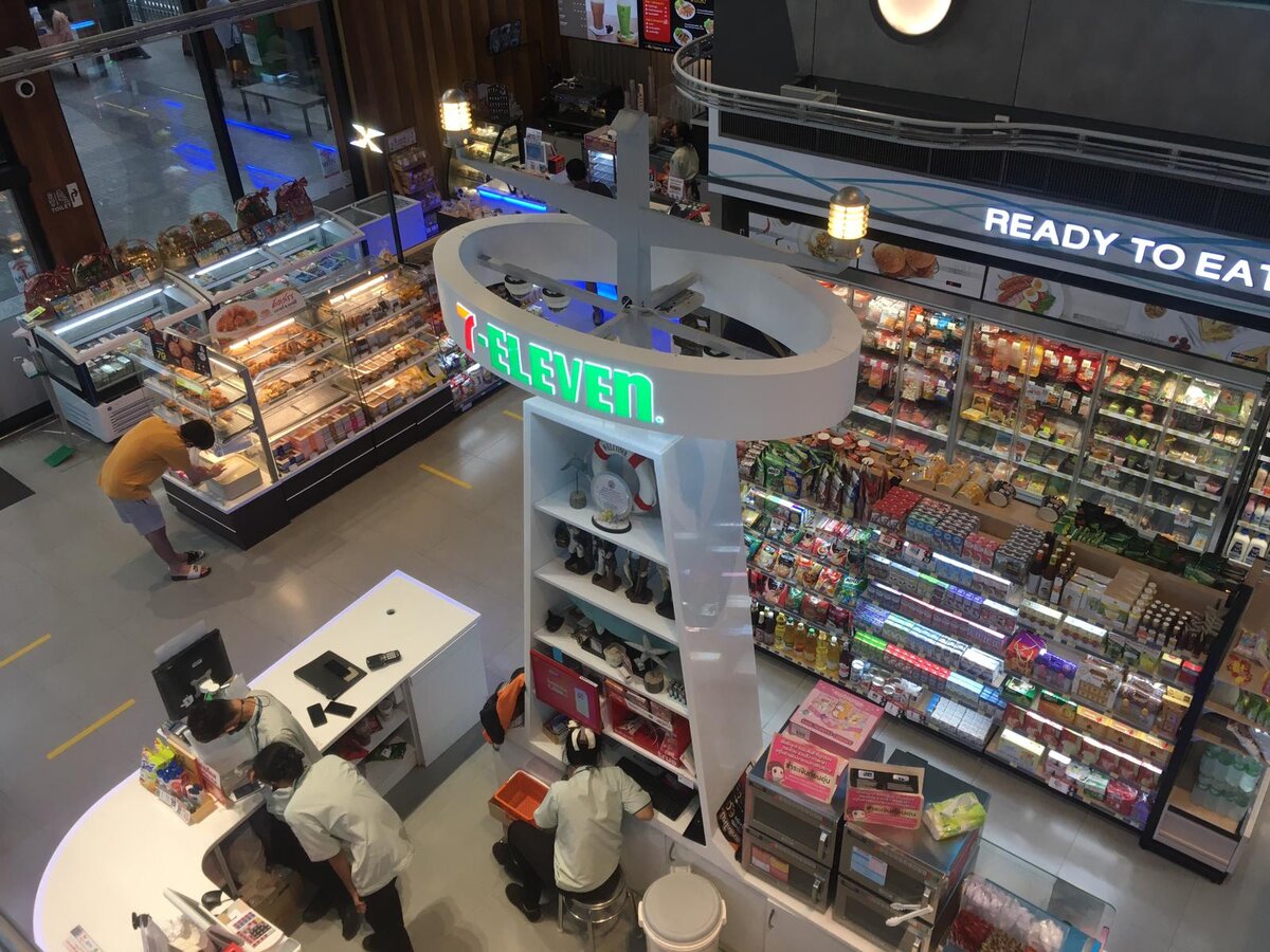 Специально для своих читателей сходил и сфотографировал уникальный 7-Элевен в Паттайе. Фотографии внутри и снаружи. Имеется парковка и зарядка для электрокаров-4