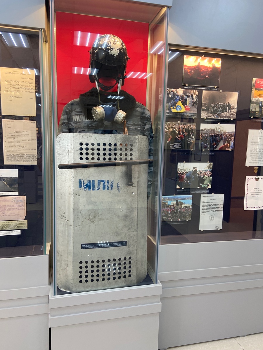 Форма и амуниция ОМОНовцев стоявших на майдане в Киеве.