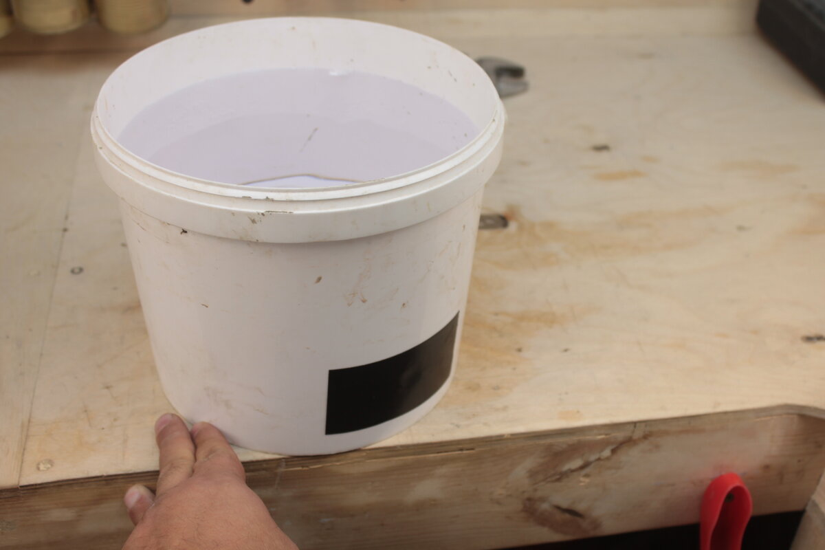 Ведро с дырками пластиковое. Чем заклеить пластиковое ведро. Ведро пластиковое сломанное. Ведра тазы пластик. Заклеить пластиковое ведро.