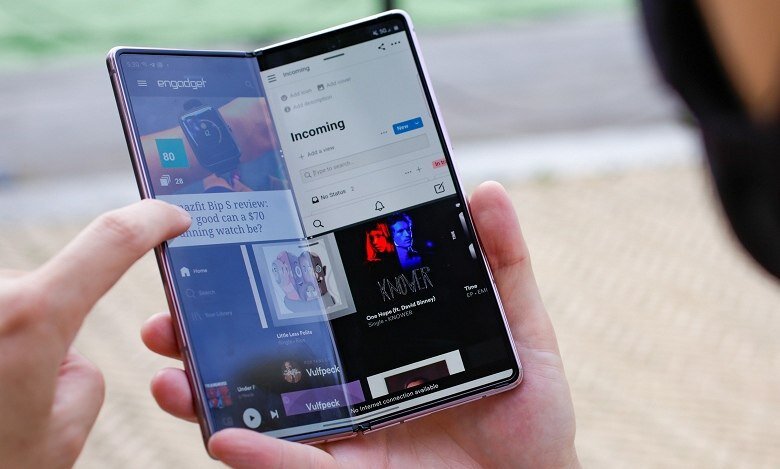 ​​Конец эпохи флагманов Samsung Galaxy S и Galaxy Note. Samsung переключается на сгибающиеся смартфоны

Также производитель откажется от выпуска производительных моделей Galaxy A

Известный сетевой информатор под ником Ice Universe, который часто делится достоверной эксклюзивной информацией о новинках мобильной индустрии, неоднократно подтверждал, что у него есть свои контакты в отделе исследований и разработок южнокорейской компании Samsung.

Источник утверждает, что мобильное подразделение Samsung изменило стратегию и теперь сфокусировано на разработке смартфонов со сгибающимися экранами. В связи с этим настоящие флагманские устройства будут выходить со складными экранами в линейке Galaxy Z, а линейки Galaxy S и Galaxy Note заметно ослабнут в плане возможностей и характеристик.

""" Samsung переключила своё внимание на складные телефоны. Поэтому не стоит удивляться, что линейка Galaxy S21 будет недостаточно мощной. Также производитель откажется от выпуска производительных моделей Galaxy A, тот же Galay Note20 уже выглядит как смартфон линейки Galaxy A. Есть признаки того, что Samsung может ослабить серии Samsung Galaxy S и Galaxy Note и продвигать только серию Z в качестве флагманской. """

Ice Universe неоднократно первым предоставлял достоверные сведения о грядущих смартфонах Samsung. Он спрогнозировал анонс датчика изображения Samsung ISOCELL GN1, который был представлен через  несколько дней после этого. Кроме того, именно Ice Universe был человеком, который первым употребил к сильно изогнутым по бокам дисплеям новых смартфонов название «экраны-водопады», как у Vivo Nex 3. Также он предсказал появление на рынке Xiaomi Mi Mix Alpha с опоясывающим экраном.