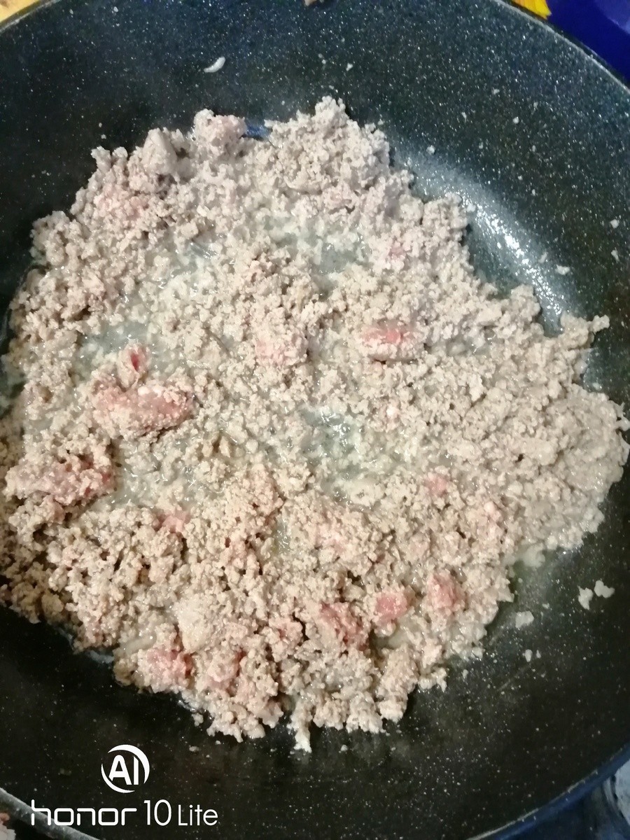 Обжарить фарш на растительном масле, у меня говяжий