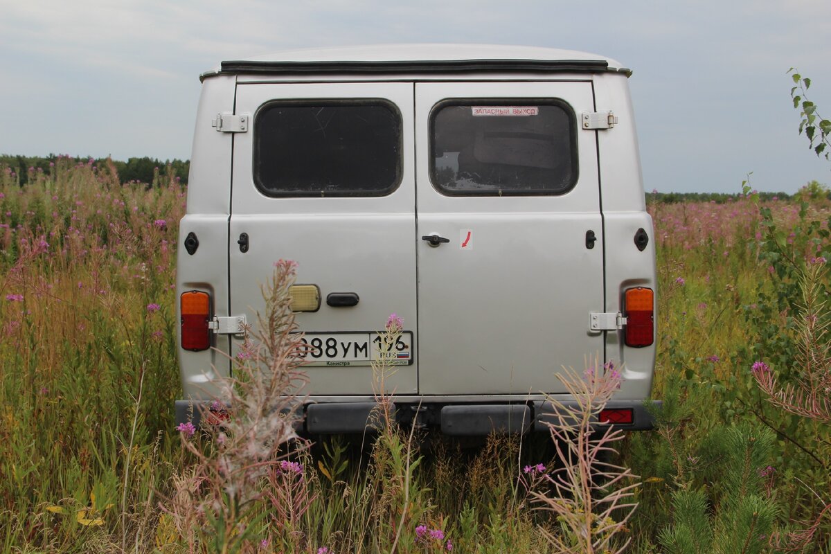 УАЗ Батон и сзади предельно утилитарен