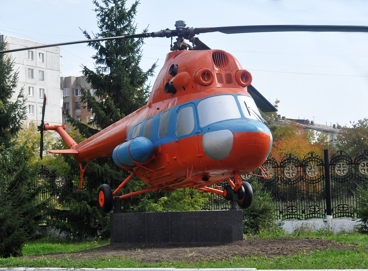К памятнику МИ-8 у Омского завода гражданской авиации (https://max-sky.livejournal.com/120880.html) недалеко в авиагородке добавился памятник вертолету Ми-2. Он установлен летом 2020 г. перед Омским летно-техническим колледжем гражданской авиации им. А.В. Ляпидевского. По прилету со споттинга в Казани, заехали подснять обновку. Работы еще продолжаются.