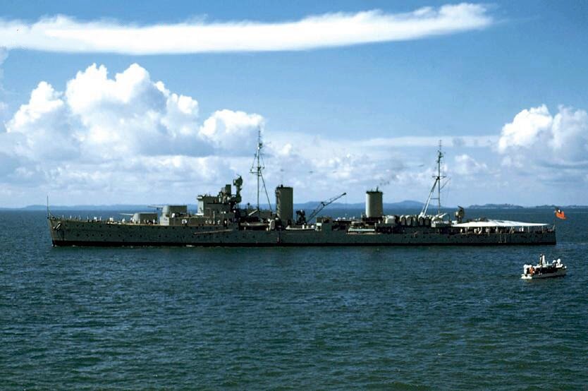 Бывшая Aurora под китайским флагом в Сингапуре, 1948 год.