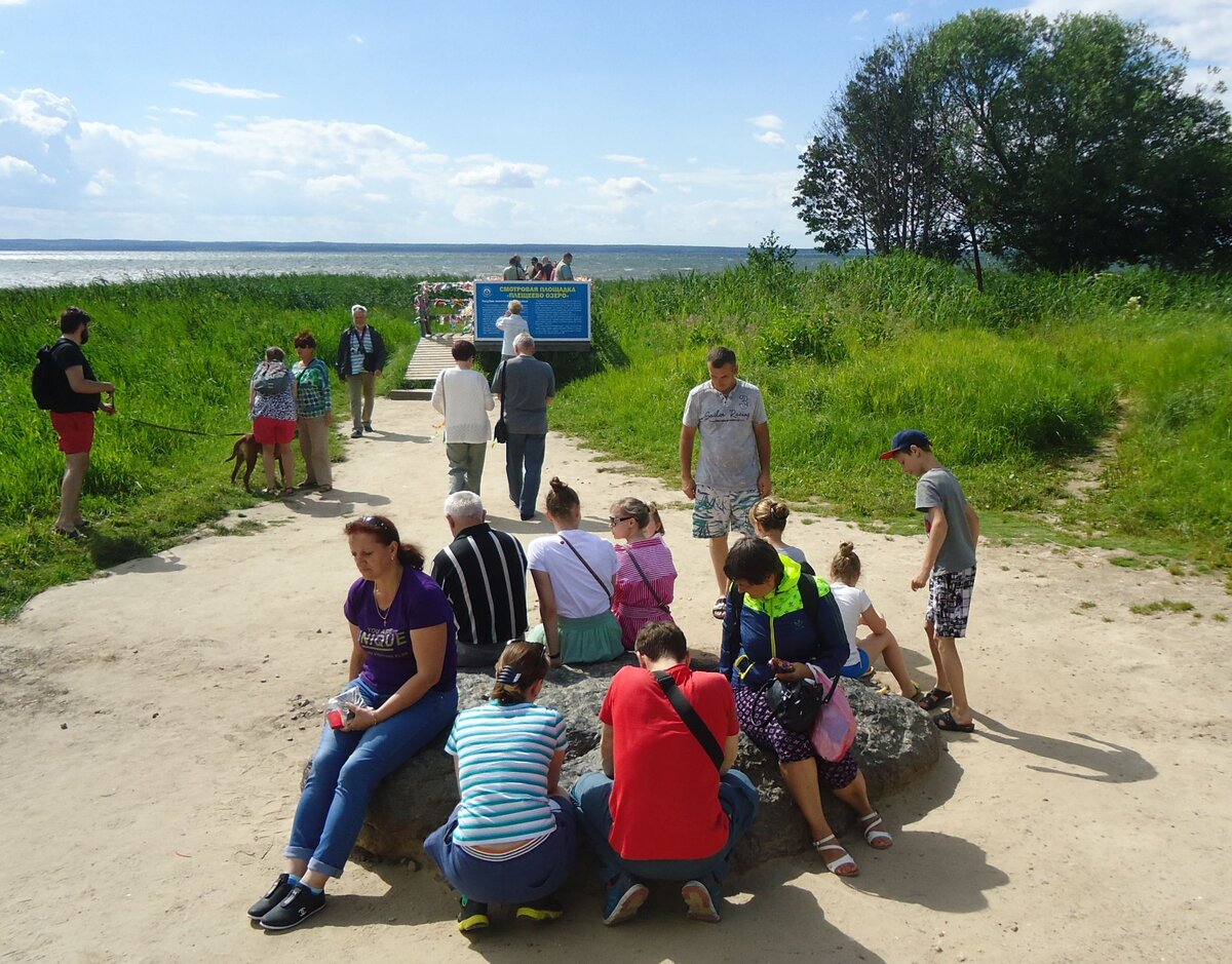 Сфотографировать Синий камень "в чистом виде", без туристов, в выходные практически невозможно...