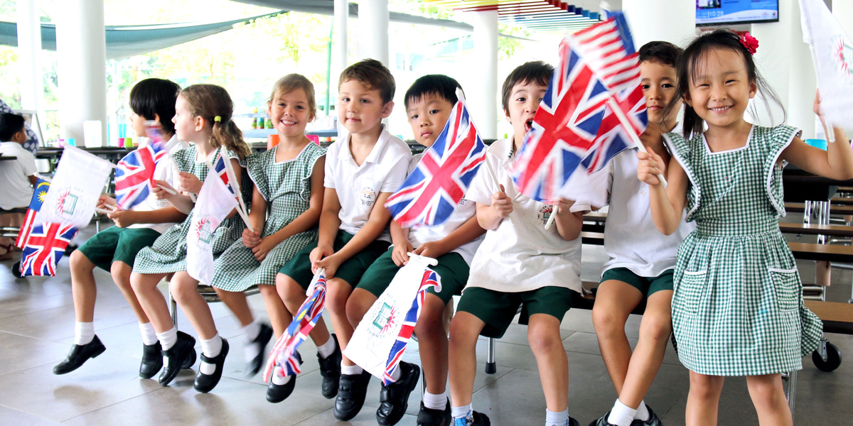 Primary school uk. Дети Британии школа. Дети в школе в Англии. Ученики Великобритании. Начальная школа в Великобритании.