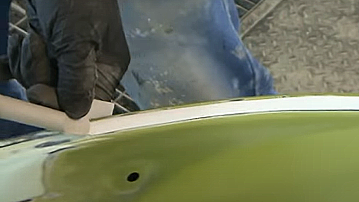 Нанесение герметика на кузов автомобиля