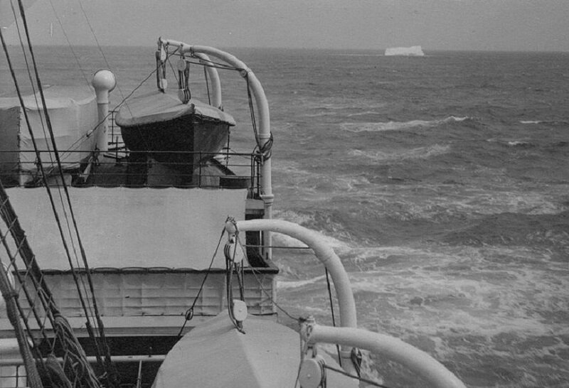 Фотография айсберга на горизонте, которая была сделана с другого корабля всего за 36 часов до гибели «Титаника», примерно в том же районе Атлантики