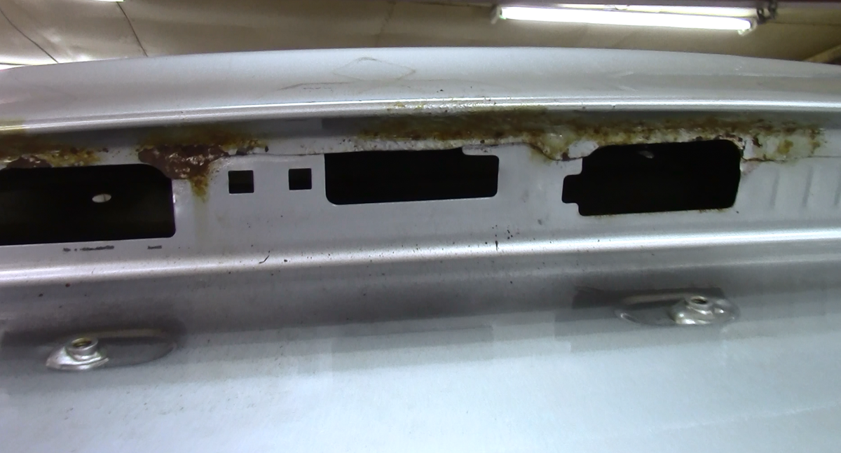 Больное место на крышке багажника.