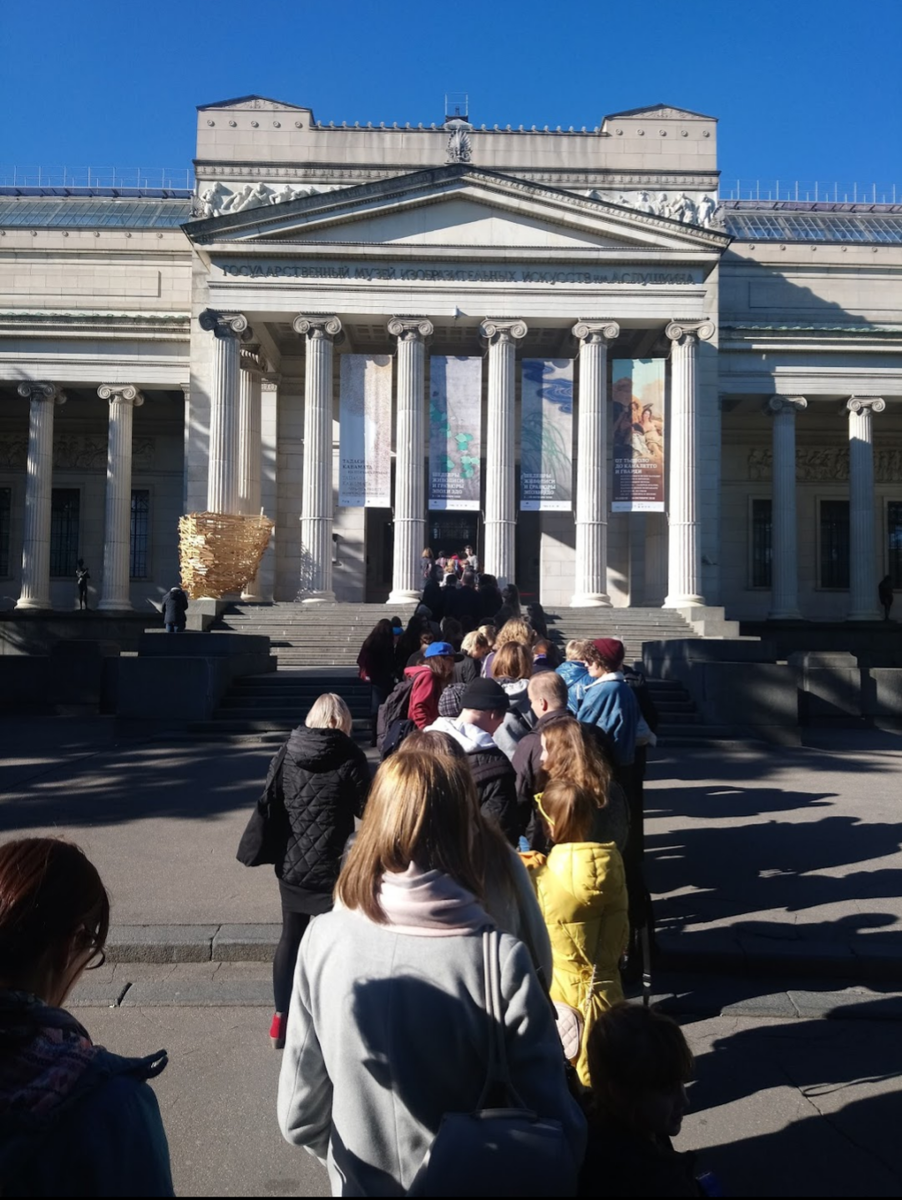Очередь перед входом. Личный архив