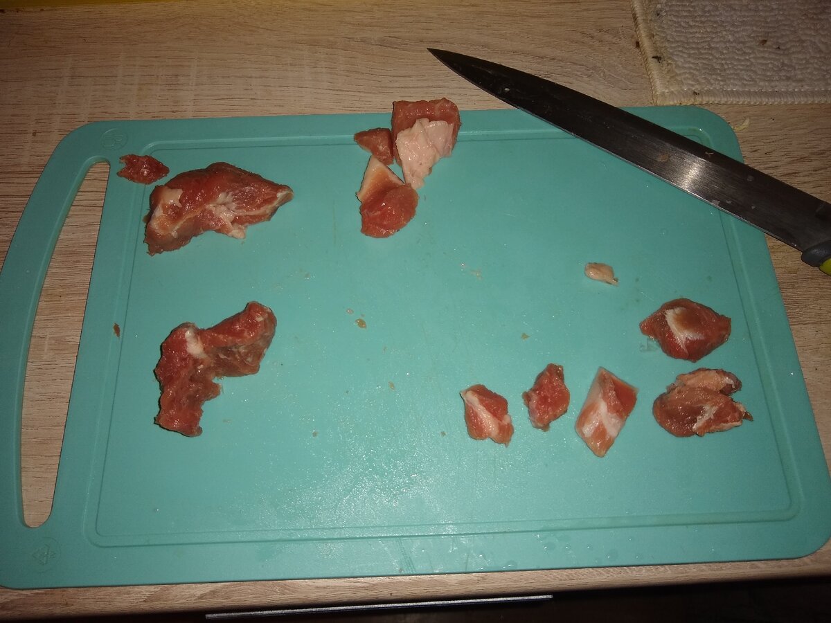 Мясо режем мелкими кубиками