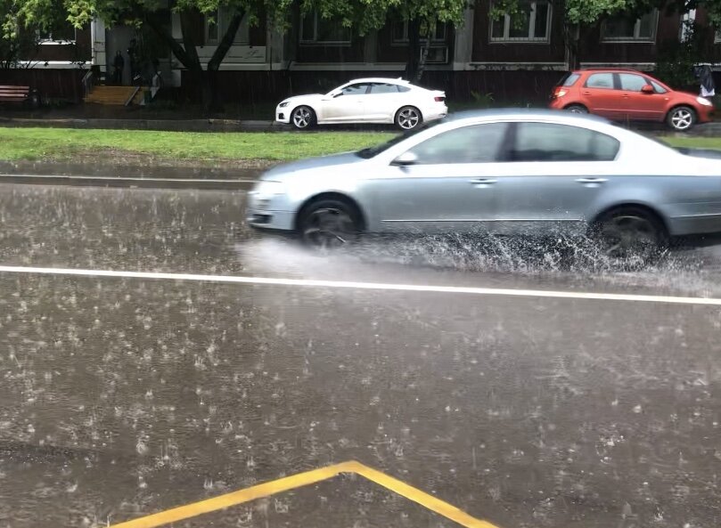 Дождь льёт , как из ведра.