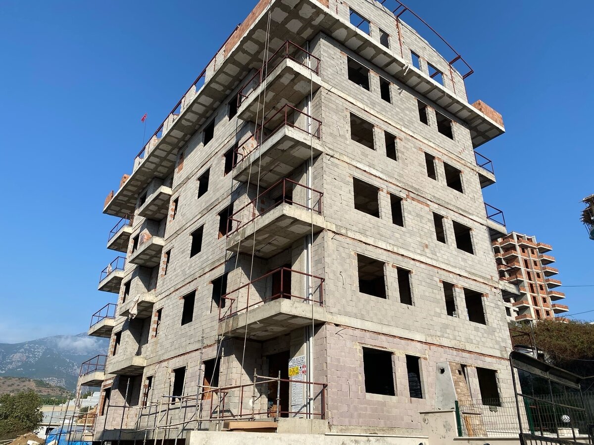 Этот дом в Махмутларе должны достроить в феврале 2021 года. Фото автора.