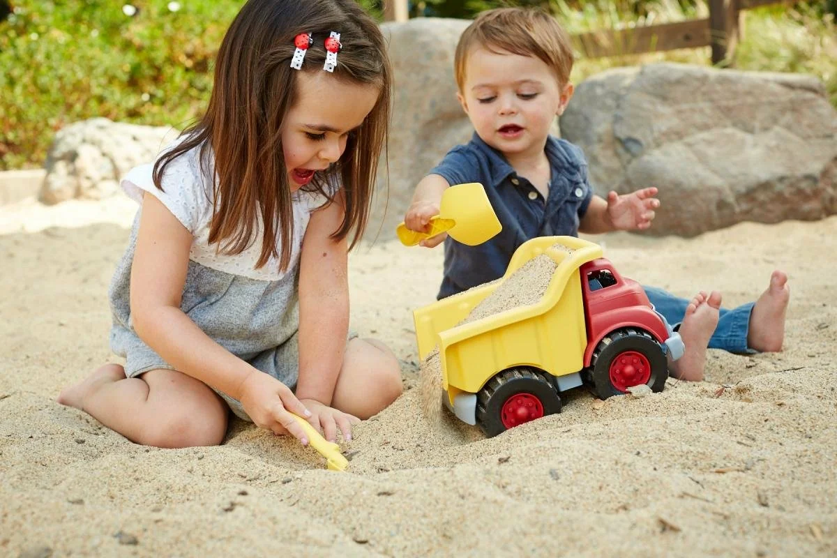 Детки играют с кисками. Мальчик и девочка в песочнице. Мальчик в песочнице. Дети играющие в песочнице. Малыш в песочнице.
